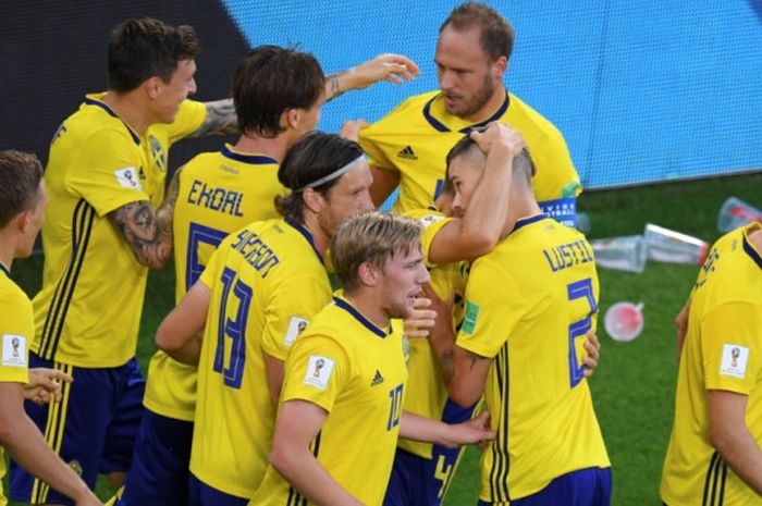 Para pemain Swedia merayakan gol Andreas Granqvist ke gawang Meksiko dalam partai Piala Dunia 2018 di Ekaterinburg Arena, Ekaterinburg, 27 Juni 2018.