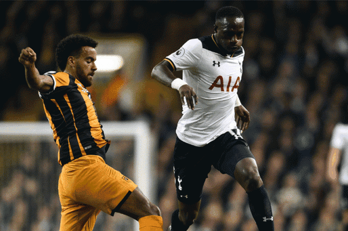 Gelandang Tottenham, Moussa Sissoko tengah memperebutkan bola dengan pemain Hull City, Tom Huddlestone dalam laga Premier League di White Hart Lane, 14 Desember 2016.