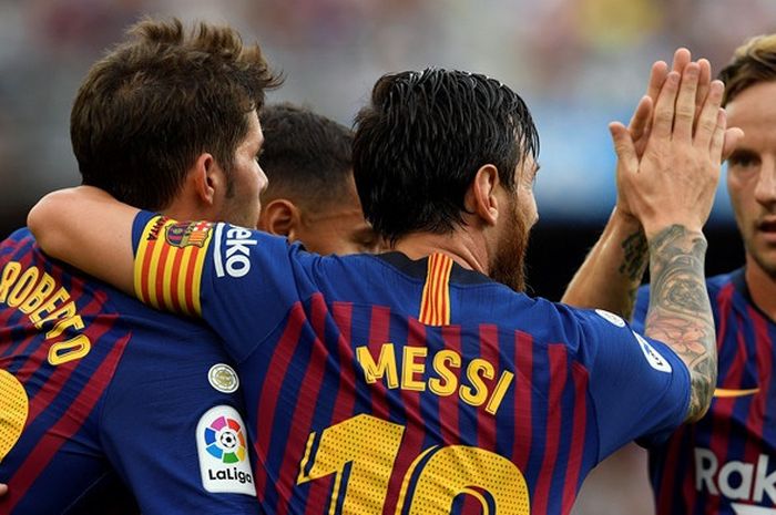 Megabintang FC Barcelona, Lionel Messi, merayakan gol yang dicetak ke gawang SD Huesca dalam laga Liga Spanyol di Stadion Camp Nou, Barcelona pada 2 September 2018.