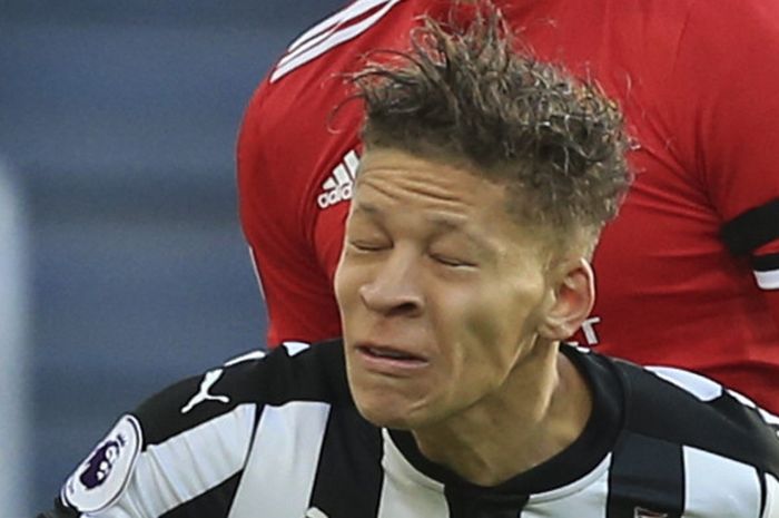 Penyerang Newcastle United, Dwight Gayle, dalam laga melawan Manchester United pada pekan ke-27 Liga Inggris, Minggu (11/2/2018) di Stadion St. James' Park, Newcastle.