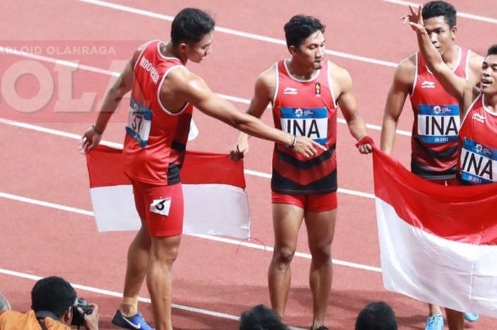 Tim Pelari Indonesia yang terdiri dari Fadlin, Lalu Muhammad Zohri, Eko Rimbawan dan Bayu Kertanegara usai tampil dalam final lari Asian Games 2018 nomor estafet 4x100m di Stadion Utama Gelora Bung Karno, Kamis (30/8/2018) 