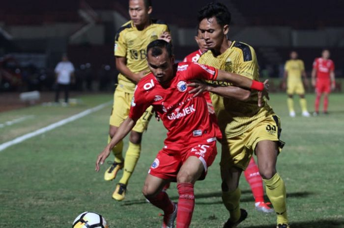 Pemain lincah Persija Jakarta Riko Simanjuntak mendapat pengawalan ketat dari bek kiri Bhayangkara FC Dani Saputra di Stadion Sultan Agung, Bantul, Jumat (27/7/2018).