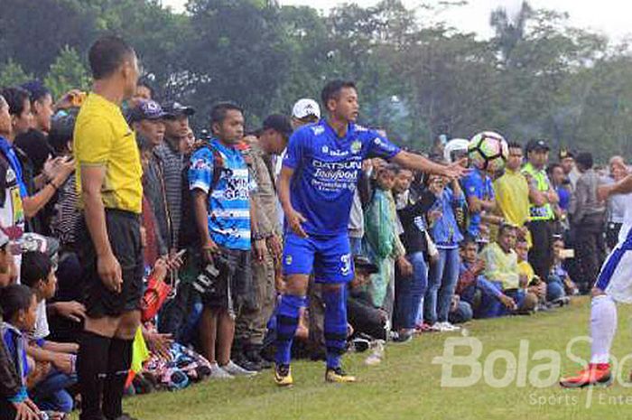 Bobotoh memadati Stadion Wiradadaha, Tasikmalaya, Sabtu (24/2/2018) saat laga uji coba Persib kontra Priangan Selection. 