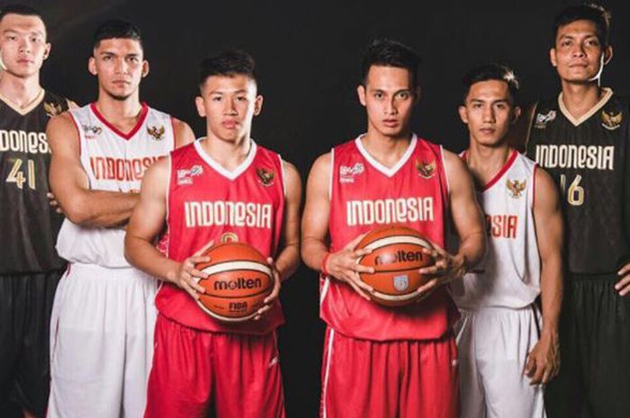 Beberapa pemain timnas basket putra Indonesia memamerkan jersey SEA Games 2017, Kuala Lumpur, Malaysia.