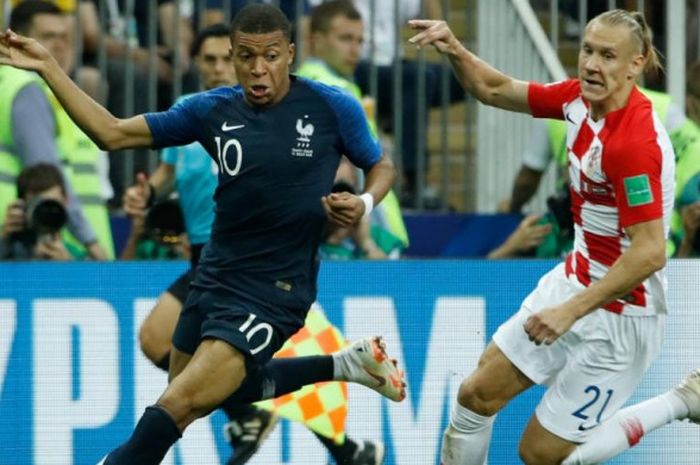 Penyerang Prancis, Kylian Mbappe (kiri), melewati bek Kroasia, Domagoj Vida, dalam laga final Piala Dunia 2018 di Stadion Luzhniki, Moskow, 15 Juli 2018.