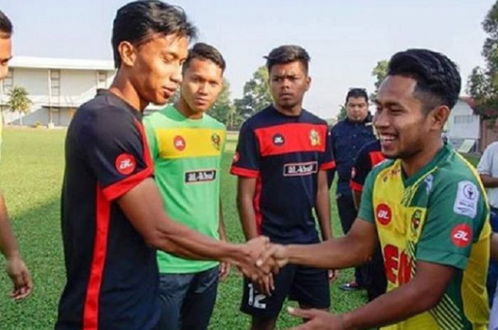 Andik Vermansah (kedua dari kanan) bersalaman dengan Baddrol Bakhtiar, kapten Kedah FA, pada sela latihan di Stadion Darul Alam, Alor Setar, Malaysia, Sabtu (10/2/2018).