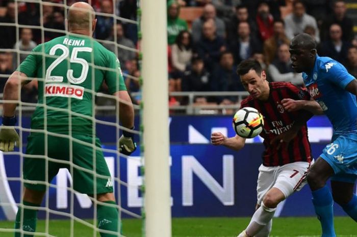 Penyerang AC Milan, Nikola Kalinic (tengah), beraksi pada laga Liga Italia kontra Napoli di Stadion San Siro, Milano, pada Minggu (15/4/2018)