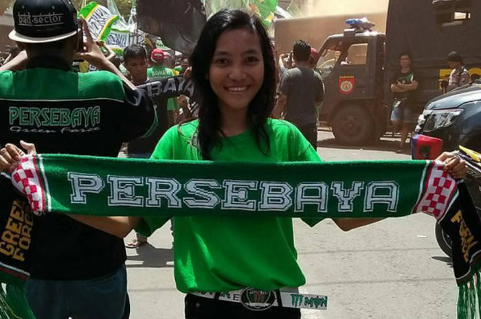 suporter wanita persebaya surabaya membawa syal bertuliskan persebaya