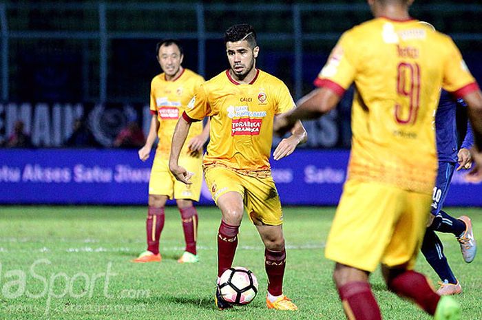 Aksi gelandang Sriwijaya FC, Tijani Belaid, saat menggiring bola dalam laga pekan ke-13 Liga 1 melawan Arema FC di Stadion Kanjuruhan Malang, Jawa Timur, Jumat (07/07/2017) malam.