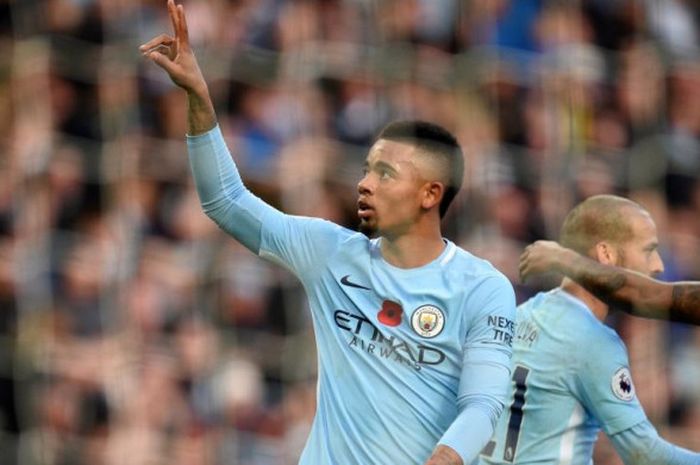 Selebrasi penyerang Manchester City, Gabriel Jesus, setelah mencetak gol ke gawang Arsenal pada laga Liga Inggris di Stadion Etihad, Minggu (5/11/2017).