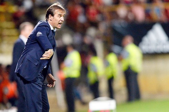 Pelatih tim nasional Spanyol, Julen Lopetegui, memberi instruksi kepada pemainnya saat menghadapi Liechtenstein dalam laga kualifikasi Piala Dunia 2018 di Stadion Reyno de Leon Stadium, Leon, pada 5 September 2016.