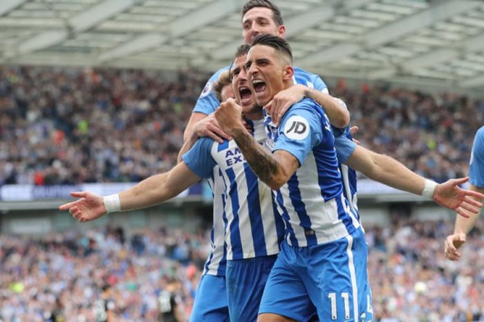 Para pemain Brighton & Hove Albion merayakan gol yang dicetak Tomer Hemed dalam laga Liga Inggris kontra Newcastle United di Stadion Amex, Brighton, pada 24 September 2017.