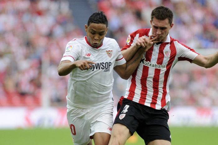 Bek Athletic Bilbao, Aymeric Laporte (kanan), berduel dengan pemain Sevilla, Luis Muriel, dalam laga Liga Spanyol di Stadion San Mames, Bilbao, pada 14 Oktober 2017.