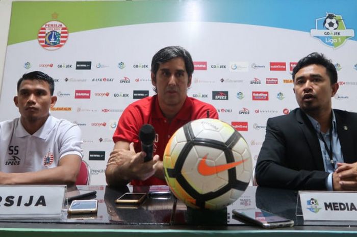 Pemain dan Pelatih Persija Jakarta (Sandi Sute, Kiri dan Stefano Cugurra, Kanan) pada Sesi Jumpa Pers Usai Pertandingan Liga 1 2018 di Stadion Sultan Agung, Bantul, Selasa (17/7/2018)