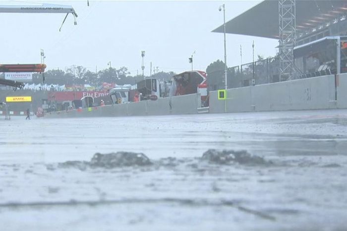 Kondisi pitlane Sirkuit Suzuka, Jepang, saat sesi FP2 F1 GP Jepang (6/10/2017).