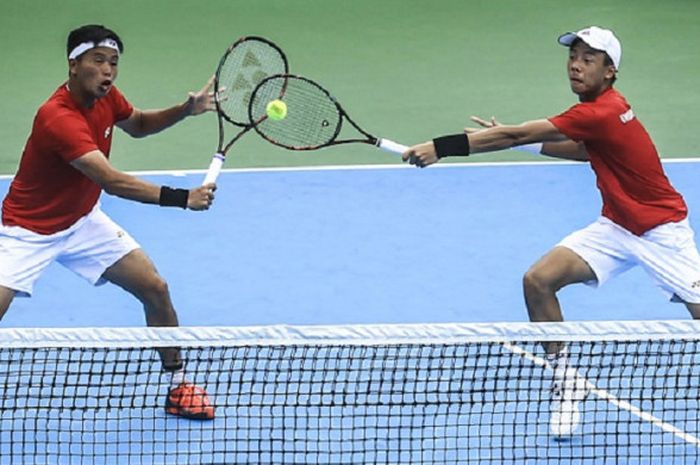 Pasangan ganda putra, Justin Barki (kanan) dan David Agung Susanto, gagal memberikan poin untuk Indonesia di laga Grup II Zona Asia-Oseania Piala Davis, Minggu (4/2/2018) di Stadion Tenis Gelora Bung Karno, Senayan, Jakarta.