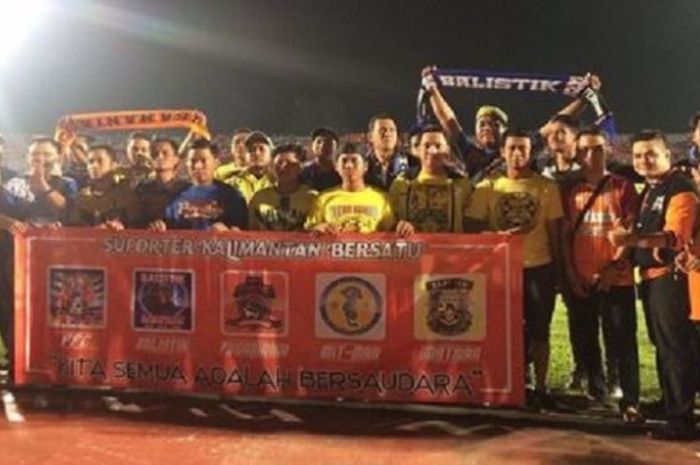 Suporter melakukan deklarasi damai di afe Kahawa Komplek Stadion Segiri sebelum perhelatan Piala Gubernur Kaltim 2018