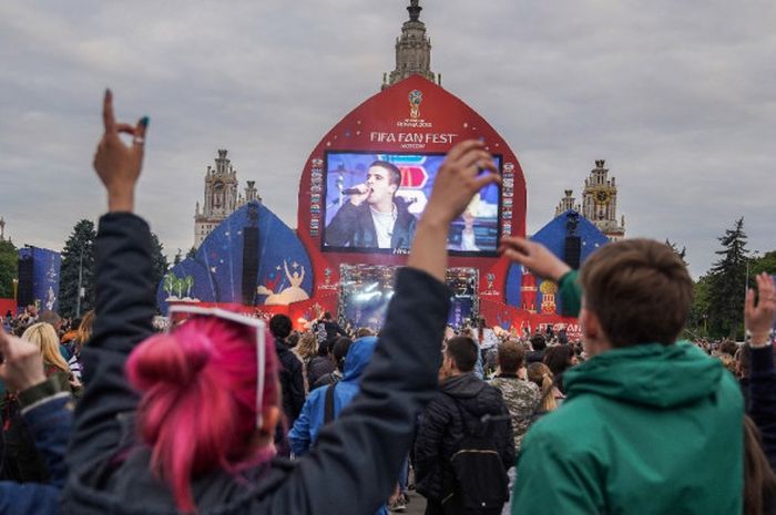 Suasana pembukaan FIFA Fan Fest di Moskwa, Rusia, Minggu (10/6/2018). Berbagai hiburan digelar di area FIFA Fan Fest tersebut. Selain itu, penonton yang tidak mempunyai tiket pertandingan juga dapat menyaksikan pertandingan melalui layar lebar yang disediakan.