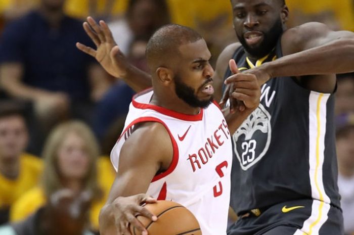 Pebasket bintang Houston Rockets, Chris Paul, berupaya melewati penjagaan pemain Golden State Warriors, Draymond Green, pada laga gim keempat babak final Wilayah Barat  NBA 2018 di Oracle Arena, Oakland, California, Amerika Serikat, Selasa (22/5/2018).