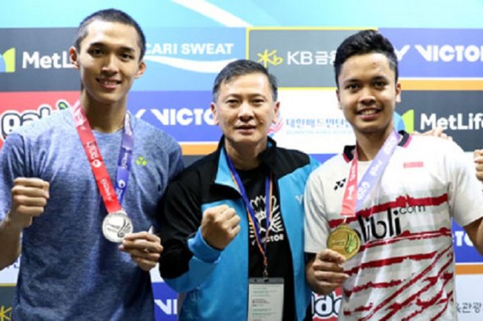   Pelatih kepala tunggal putra nasional, Hendry Saputra (tengah) berpose dengan Jonatan Christie (paling kiri) dan Anthony Sinisuka Ginting setelah menjalani final Korea Terbuka di SK Handball Stadium, Minggu (17/9/2017).        