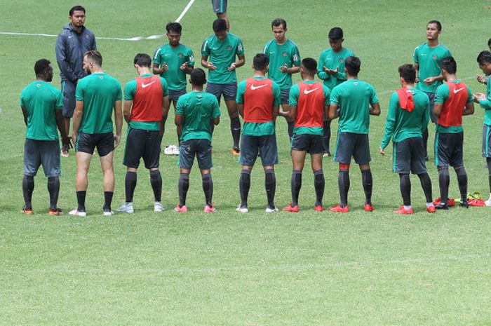 Gelandang Persebaya Surabaya, Nelson Alom (ketiga dari kiri) tampak berbincang dengan Ilija Spasojevic pada training camp (TC) timnas U-23 Indonesia di Lapangan B, Kompleks Gelora Bung Karno (GBK), Senayan, Jakarta Pusat, Selasa (20/2/2018).