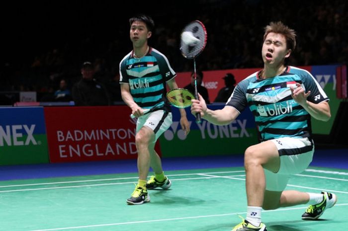 Pasangan ganda putra nasional Indonesia, Marcus Fernaldi Gideon (kiri)/Kevin Sanjaya Sukamuljo,  mengembalikan shuttlecock dari lawan mereka, Angga Pratama/Rian Agung Saputro (Indonesia), pada laga babak kesatu turnamen All England Open 2018 yang berlangsung di Arena Birmingham, Birmingham, Inggris, Rabu (14/3/2018).