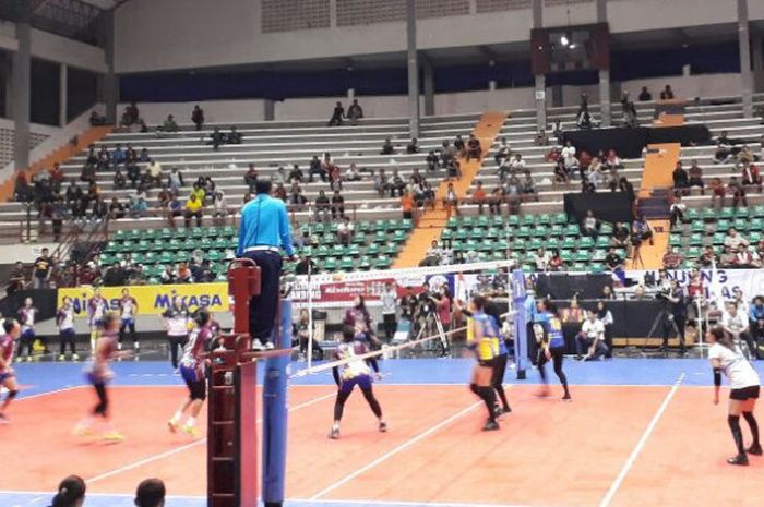 Suasana pertandingan final four Proliga 2018 antara Bandung Bank BJB melawan PGN Popsivo Polwan pada Minggu (8/4/2018) di Gor Sritex Arena, Solo.