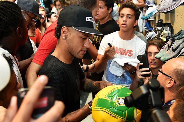 Penyerang Barcelona, Neymar, memberikan tandan tangan kepada fan saat tampil di sebuah acara yang digelar oleh sponsor di Miami, Florida, AS, pada 28 Juli 2017. Besoknya Barcelona akan melawan Real Madrid dalam ajang International Champions Cup di Stadion Hard Rock, Miami, Florida, AS.