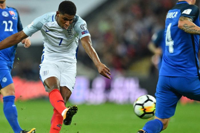 Aksi striker tim nasional Inggris, Marcus Rashford (tengah), saat melepaskan tembakan yang berbuah gol ke gawang Slovakia dalam laga matchday 8 babak Kualifikasi Piala Dunia 2018 Grup F di Stadion Wembley, London, Inggris, pada Senin (4/9/2017).