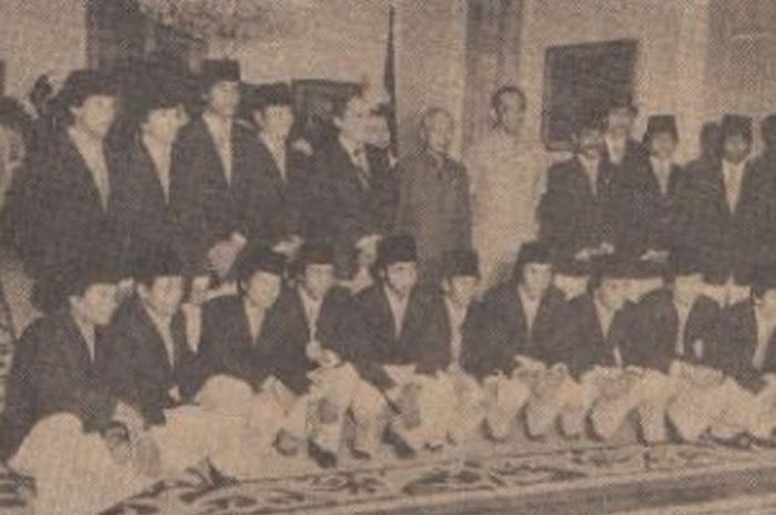 Sebelum berlaga pada Piala Dunia U-20 di Tokyo Jepang, ofisial dan para pemain Indonesia U-20 dilepas Wakil Presiden Adam Malik di Istana Wakil Presiden, Medan Merdeka Selatan, Jakarta Pusat pada 21 Agustus 1979. Dalam pelepasan tersebut hadir pula Ketua Umum PSSI, Ali Sadikin, dan Chef de Mission PSSI, Maulwi Saelan.