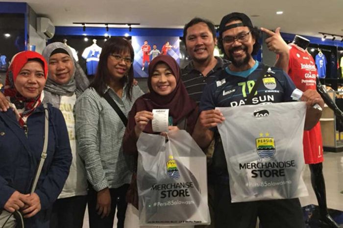 Turis Malaysia berbelanja di PERSIB Merchandise Store pada Sabtu (28/4/2018)