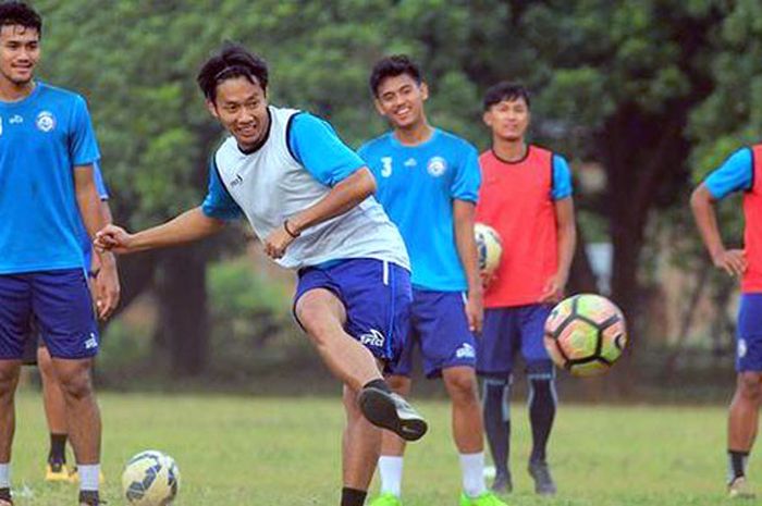 Tim Arema berlatih di Lapangan Paskhas Lanud, Abd. Saleh, Pakis, Senin (30/10/2017).