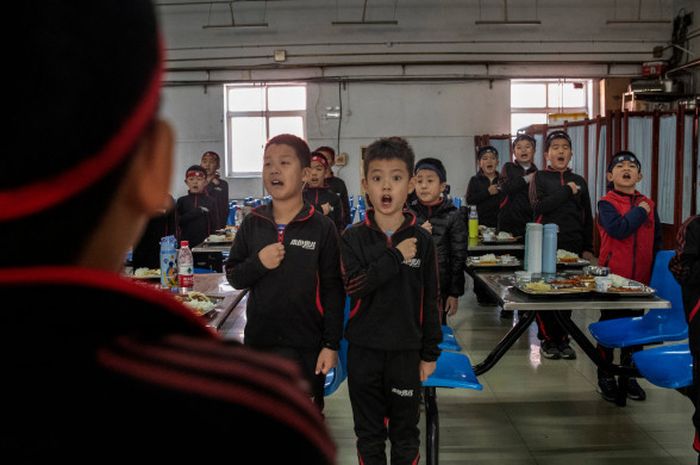 Latihan keras dari pemain american football di klub Real Boys Club, China.