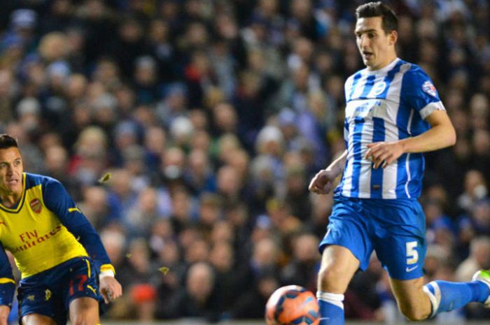 Bek Brighton & Hove Albion, Lewis Dunk, dalam laga kontra Arsenal di The American Express Community Stadium, 25 Januari 2015