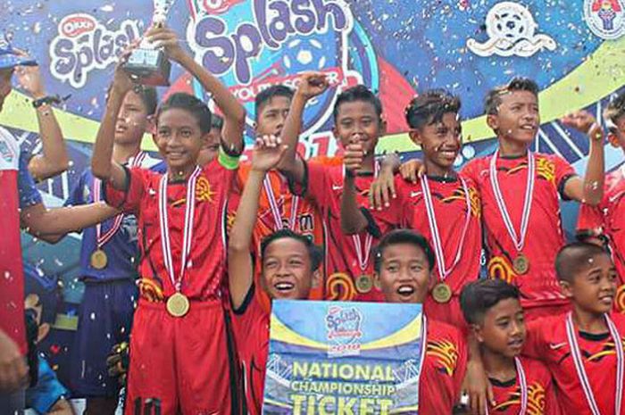 SSB Avatar merayakan sukses mereka menjuarai Okky Splash Youth Soccer League (OSYSL) U-12 Zona Malang setelah mengalahkan SSB Samudra dalam laga final di Lapangan sempol Kostrad Singosari, Minggu (8/4/2018).