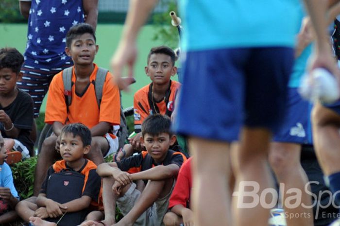 Anak-anak SSB antusias menyaksikan sesi latihan Arema FC yang digelar di Lapangan Kodim Serui 1709/Yawa pada Rabu sore (27/9/2017).