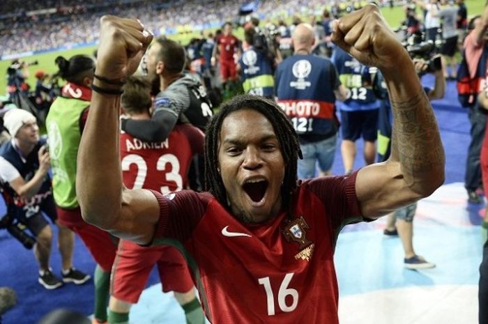 Renato Sanches bersukacita setelah berhasil membawa Portugal juara Piala Eropa di Perancis, 10 Juli 2016.