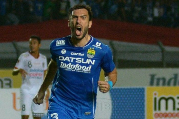  Bek Persib Bandung, Vladimir Vujovic, melakukan selebrasi usai membobol gawang Bali United pada lanjutan Kejuaraan Sepak Bola Torabika, di Stadion Si Jalak Harupat, Sabtu (14/5/2016). 