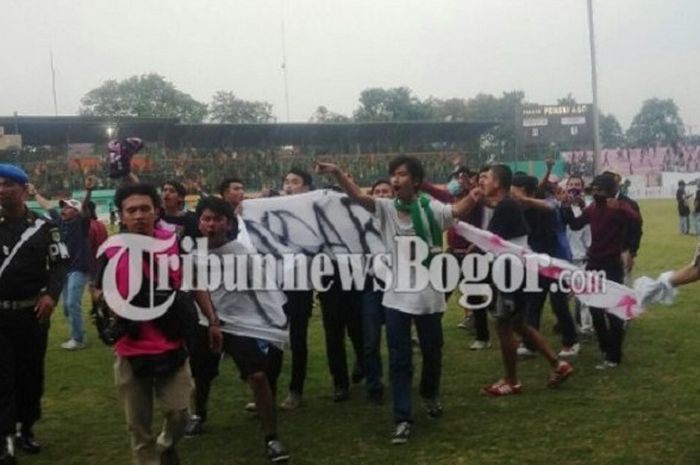 Suporter PSMS dan Persita saling lempar batu di Stadion Mini Cibinong, Kabupaten Bogor, Rabu (11/10/2017) 