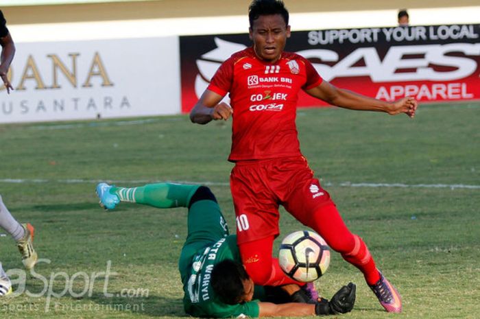 Pemain Persis, Tri Handoko (merah), dijatuhkan kiper PSIR Rembang, Okta Wahyu di pertandingan Liga 2