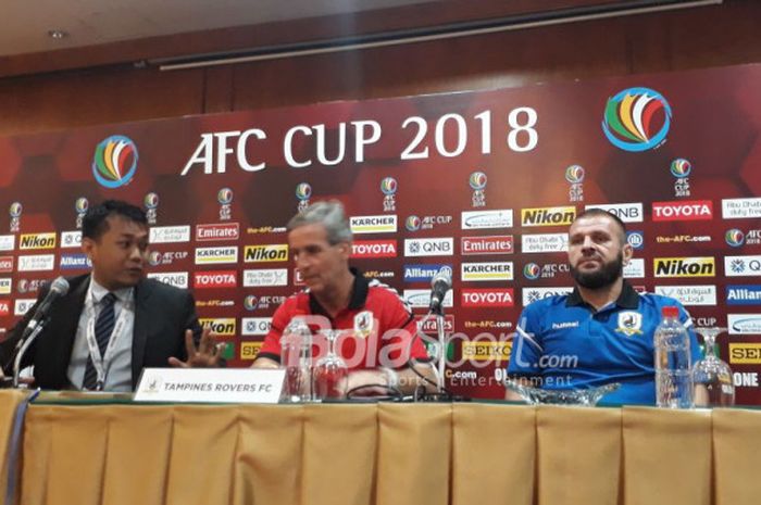 Pelatih Tampines Rovers, Juergen Raab, bersama Fahrudin Mustafic, saat sesi jumpa pers jelang lawan Persija Jakarta dalam laga kedua Grup H Piala AFC 2018 di Hotel Sultan, Senayan, Jakarta Pusat, Selasa (27/2/2018)