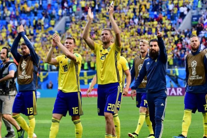 Para pemain Swedia merayakan kemenangan mereka atas Swiss dalam partai babak 16 besar Piala Dunia 2018 di Stadion Saint Petersburg, 3 Juli 2018.