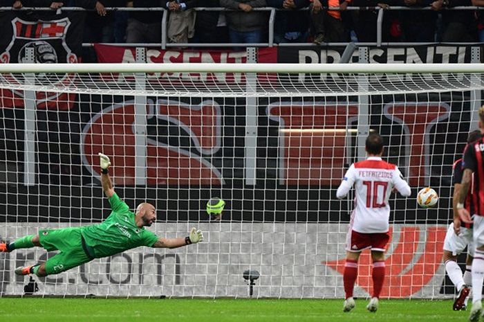 Kiper AC Milan, Pepe Reina (kiri), gagal menepis sundulan penyerang Olympiacos, Miguel Angel Guerrero, dalam laga Grup F Liga Europa di Stadion San Siro, Milan, Italia pada 4 Oktober 2018.