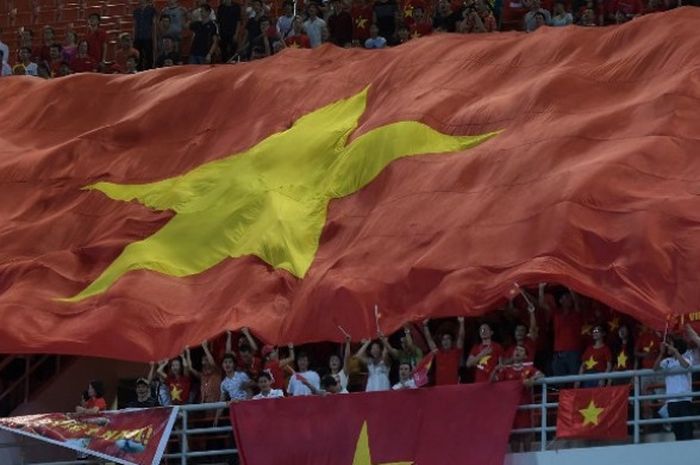 Aksi suporter Vietnam di ajang kualifikasi Piala Dunia 2018.