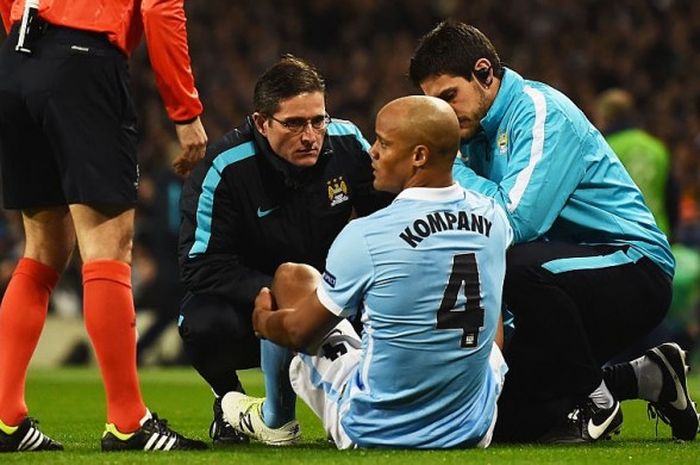 Kapten Manchester City, Vincent Kompany, mendapatkan perawatan dari tim medis karena cedera dalam partai Liga Champions melawan Dynamo Kyiv di Stadion Etihad, Manchester, 15 Maret 2016.