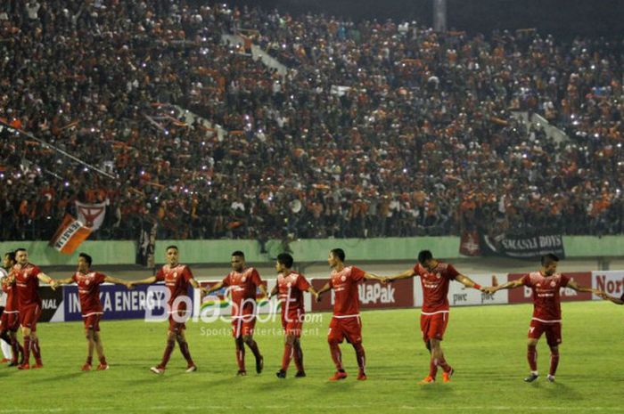 Para pemain Persija bergandengan tangan dan menyambut para suporter seusai laga leg pertama semifinal Piala Presiden 2018 kontra PSMS Medan di Stadion Manahan, Solo, Sabtu (10/2/2018).