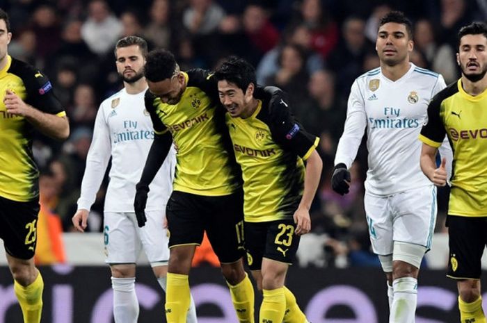 Striker Borussia Dortmund, Pierre-Emerick Aubameyang (ketiga dari kiri), merayakan gol yang dia cetak ke gawang Real Madrid dalam laga Grup H Liga Champions di Stadion Santiago Bernabeu, Madrid, Spanyol, pada 6 Desember 2017.