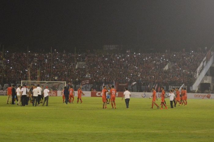 Jajaran Persis Solo usai pertandingan melawan Semen Padang FC di Stadion Manahan Solo, Senin (23/4/2018).