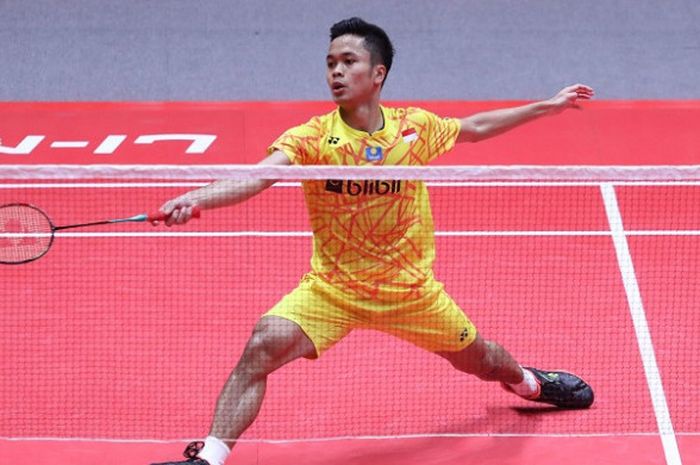 Pebulu tangkis tunggal putra Indonesia, Anthony Sinisuka Ginting, mengembalikan kok ke arah Shi Yuqi (China) pada laga kedua penyisihan Grup A BWF World Tour Finals 2018 di Tianhe Gymnasium, Kamis (13/12/2018).