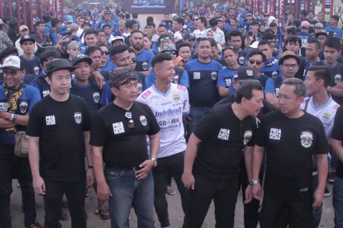 Pemain Persib Bandung, Muchlis Hadi dan Henhen Herdiana turut hadir dalam acara puncak perayaan HUT Viking Persib Club ke-25 di Pantai Timur Pangandaran, Jawa Barat